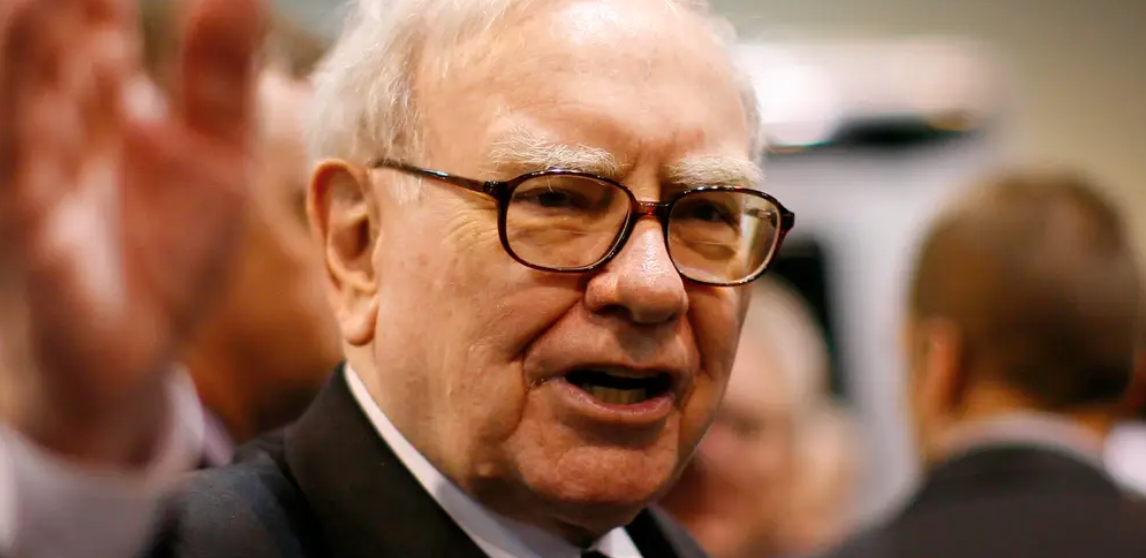 Warren Buffett chỉ trích các ngân hàng vì giấu lỗ và đã bán một vài cổ phiếu ngân hàng